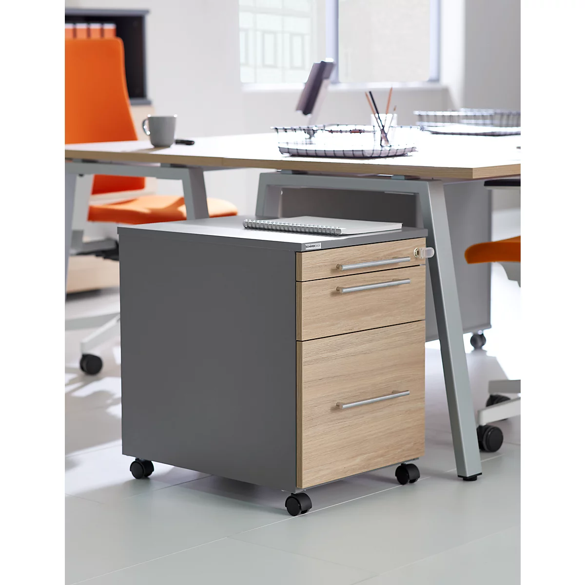 Schäfer Shop Select Verrijdbaar ladeblok Start Off 126, materiaallade en hangmappen lade, afsluitbaar, B 432 x D 580 x H 595 mm, grafiet/eiken