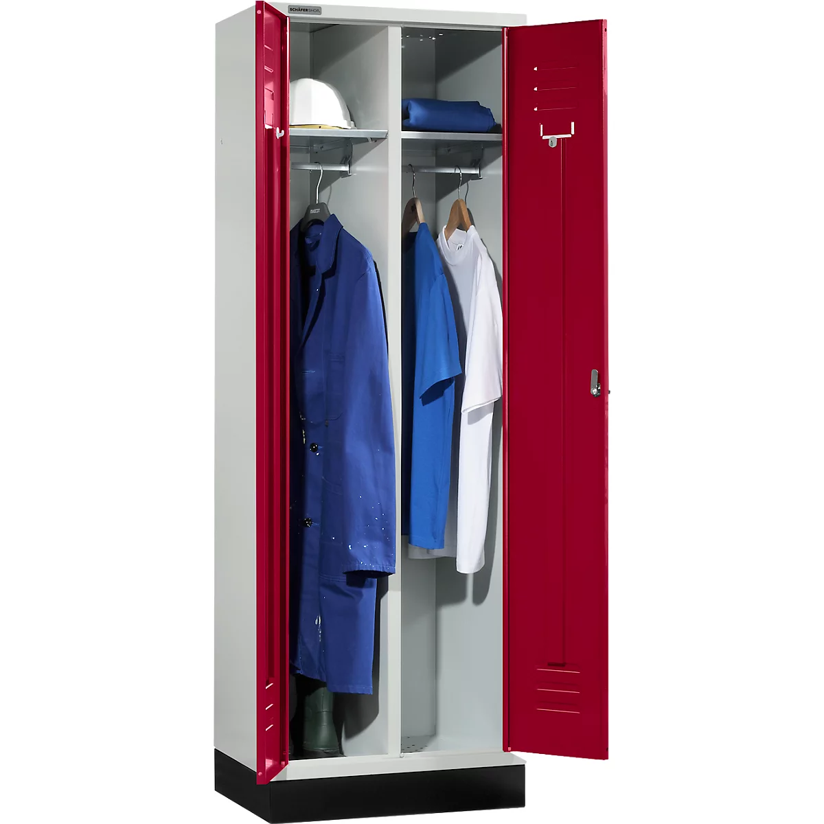 Casier ouvert avec porte rouge, contenant des vêtements de travail, un casque et des chaussures. L'armoire est divisée en deux parties, avec des intérieurs gris.