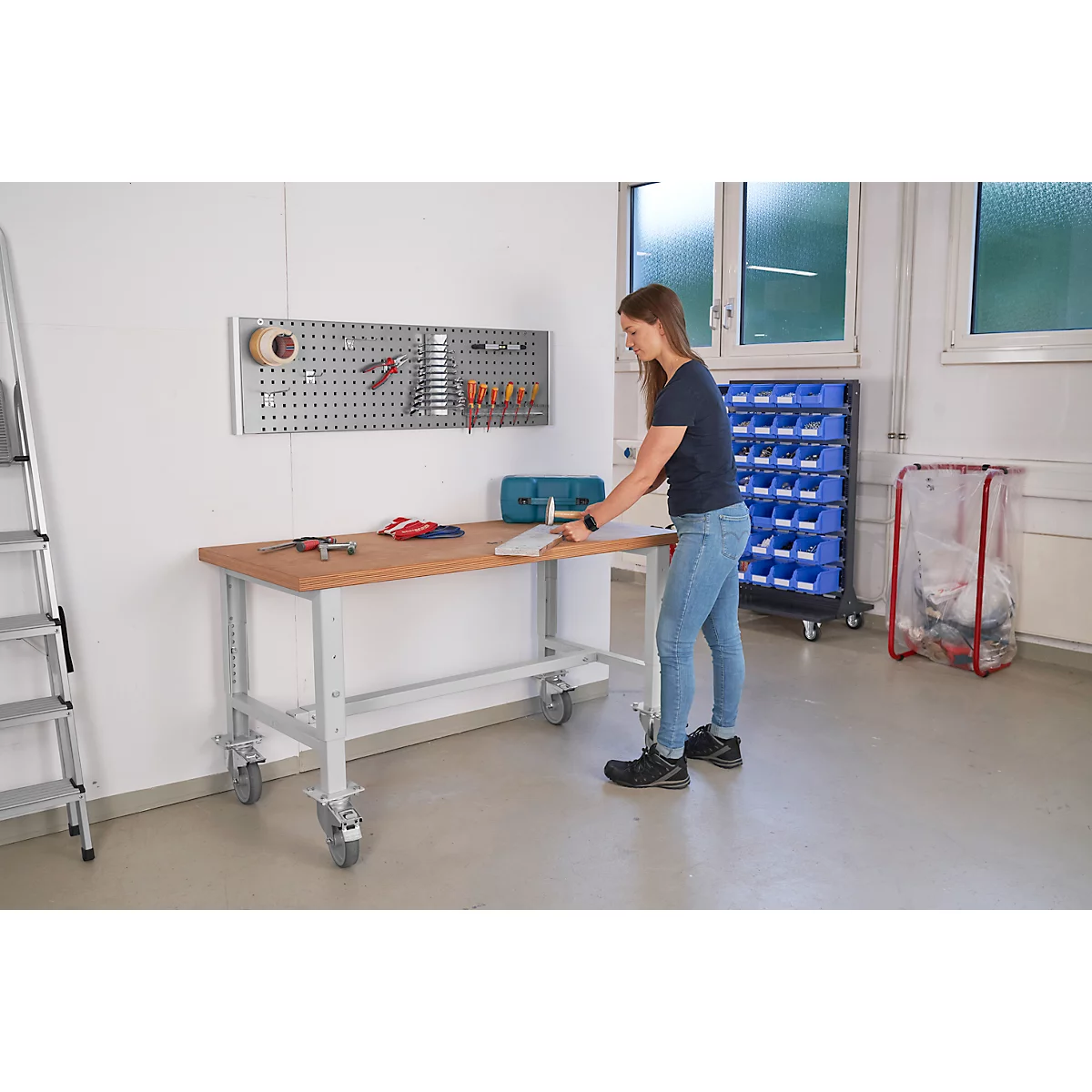 Schäfer Shop Select Werkbank, verrijdbaar, B 1500 x D 700 x H 676-888 mm, in hoogte verstelbaar, lichtgrijs