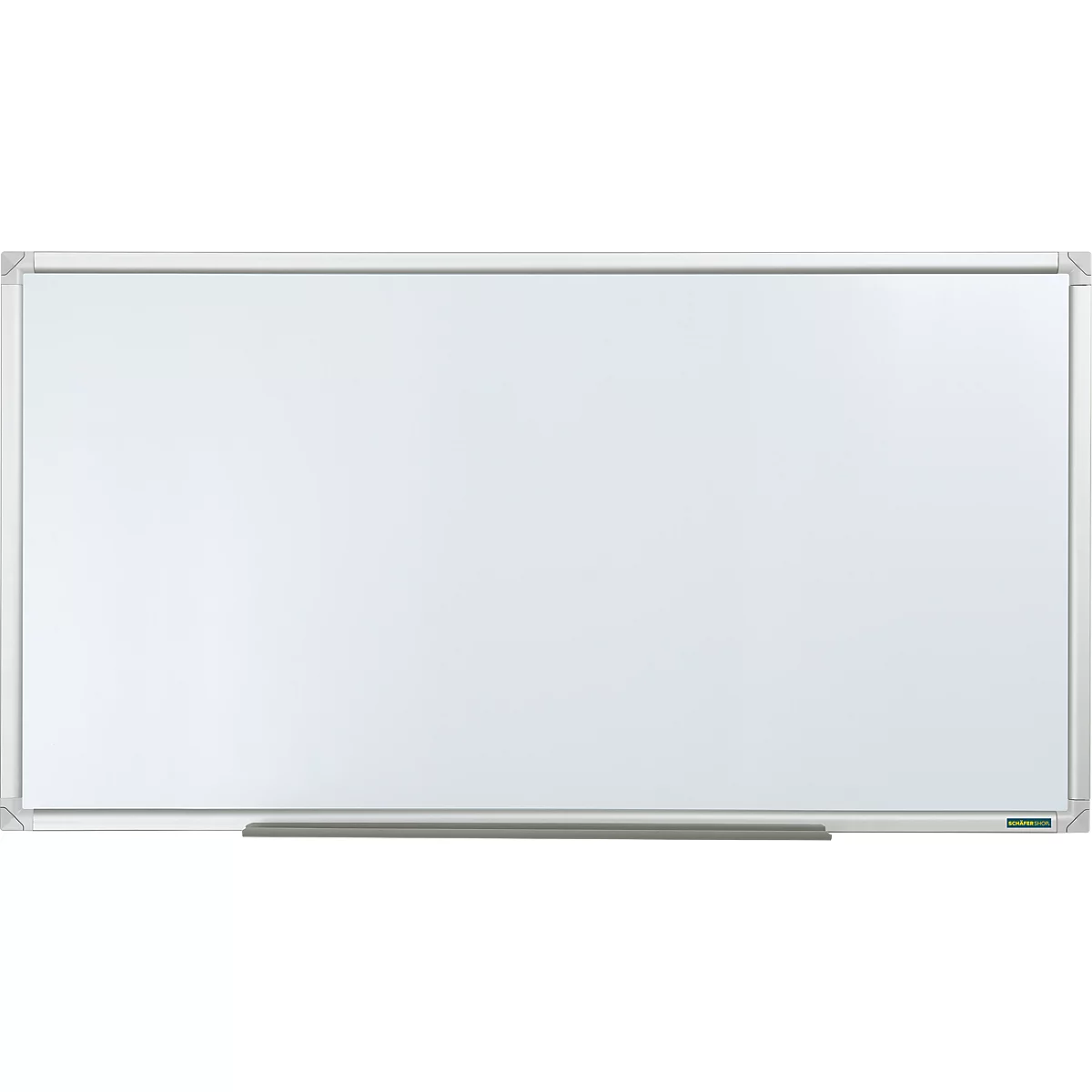 Een leeg, wit whiteboard met een zilveren metalen frame en een pennenbakje aan de onderkant.