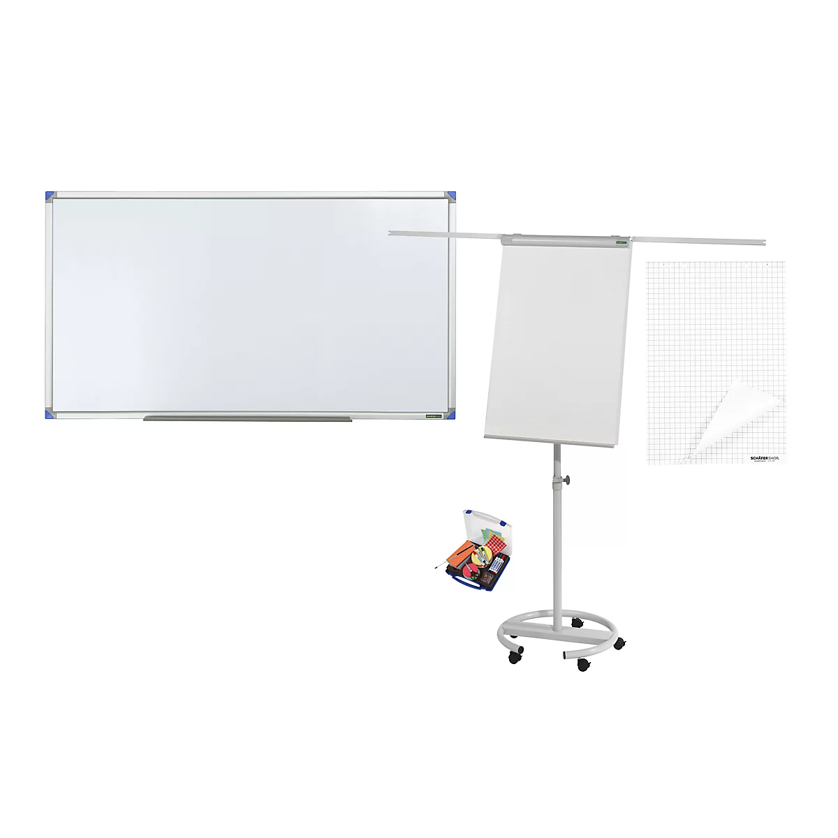Whiteboard en flipchart met accessoires, zoals pennen, tegen een witte achtergrond.