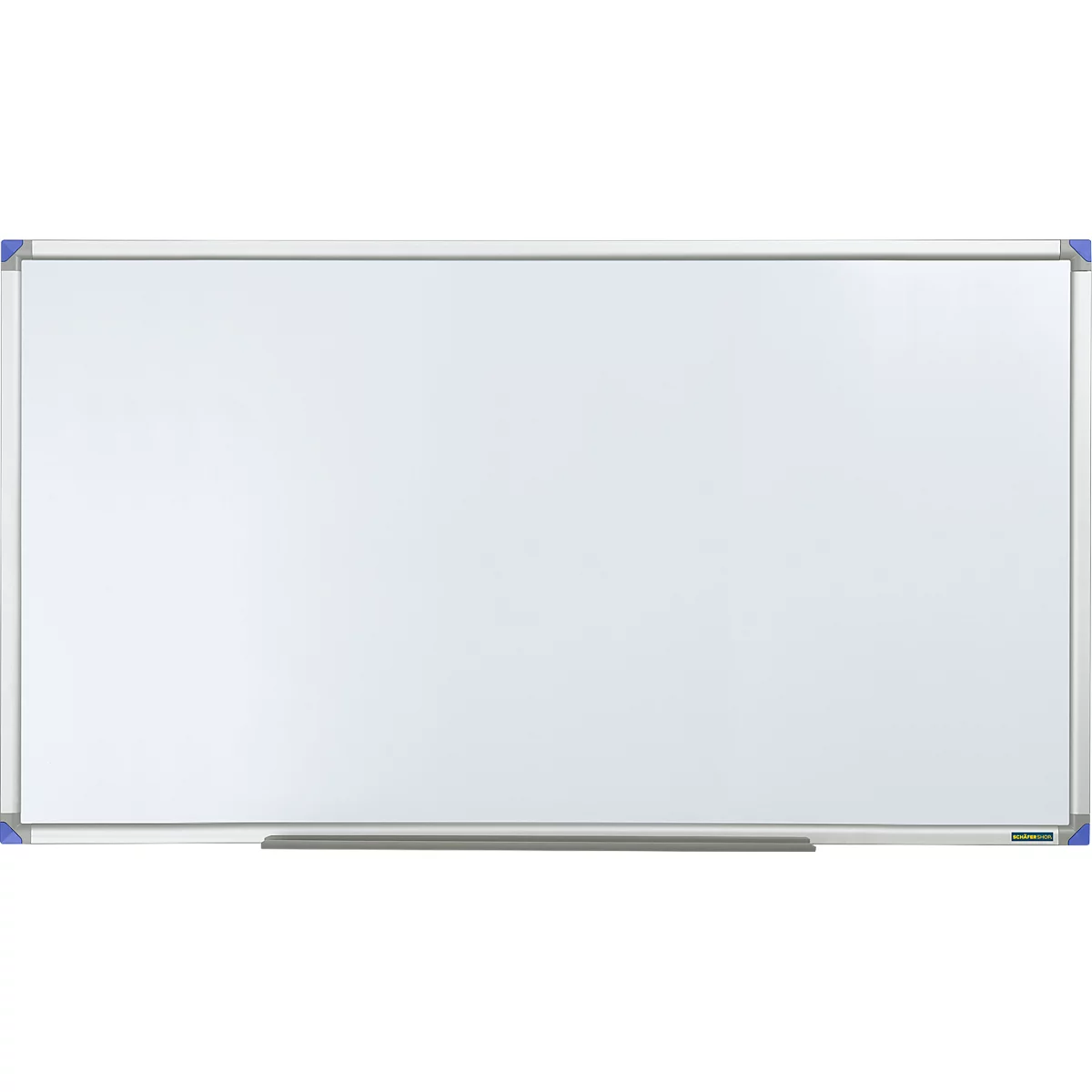 Een rechthoekig, leeg whiteboard met een zilveren frame en blauwe en groene accenten.