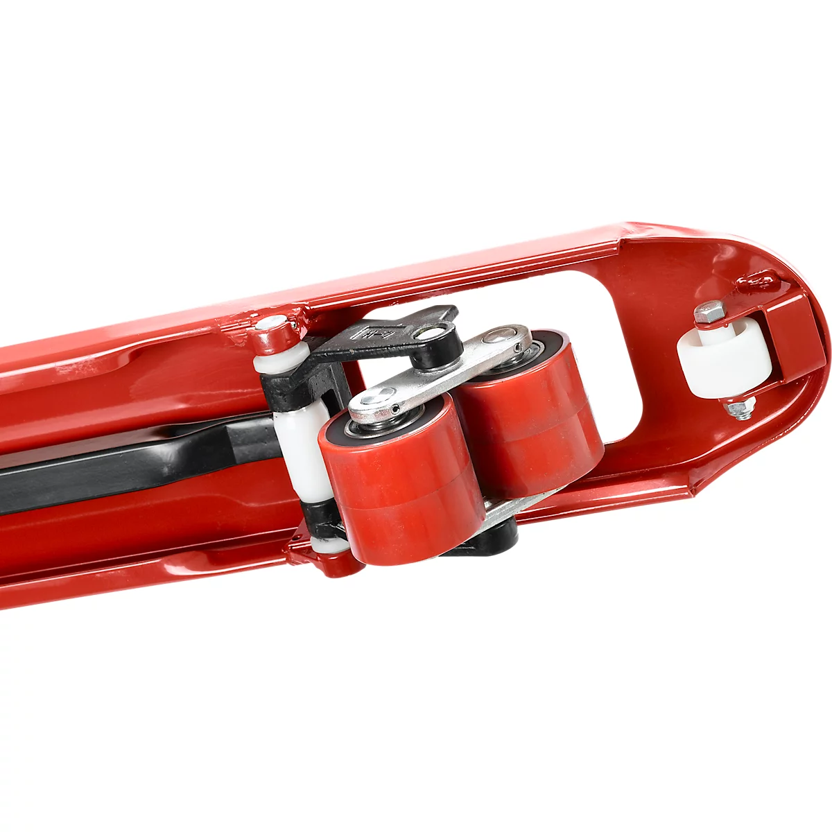 Gros plan sur une roue de transpalette rouge avec deux rouleaux et un cadre en métal. En dessous, un support noir.