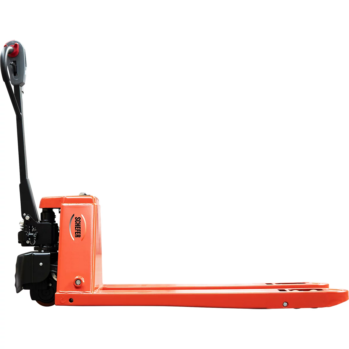Een oranje elektrische pompwagen met een zwarte handgreep, van opzij gezien tegen een witte achtergrond.