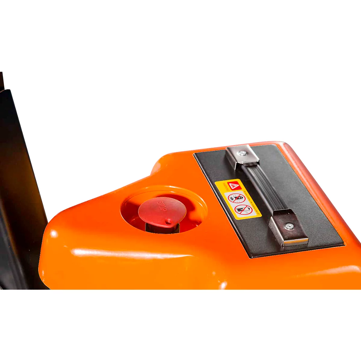 Nahaufnahme der orangefarbenen Steuereinheit eines Hubwagens mit rotem Not-Aus-Schalter und Warnaufklebern.