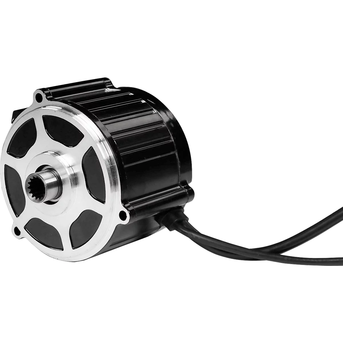 Schwarzer Elektromotor mit silberner Frontplatte, Zahnwelle und zwei herausgeführten Stromkabeln.