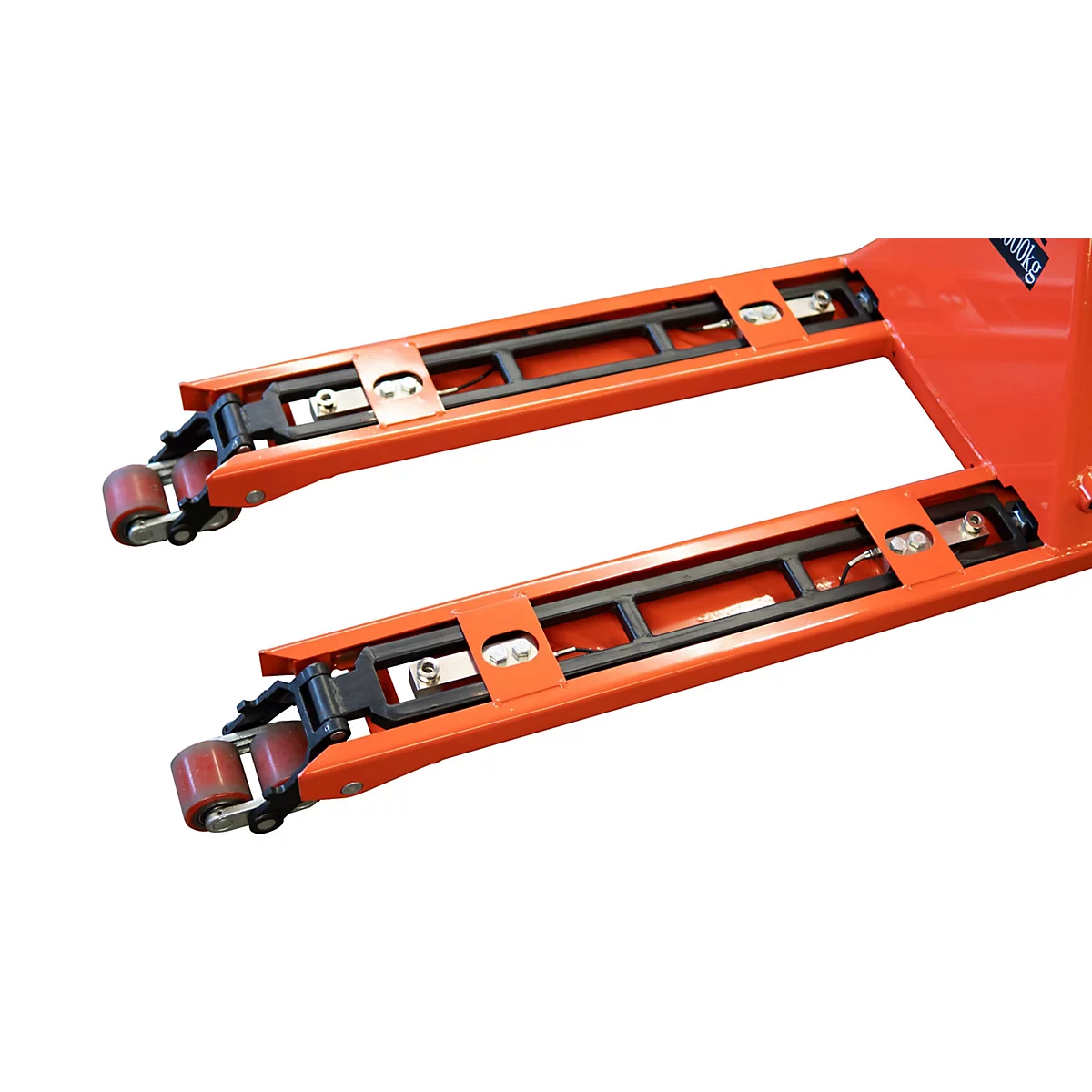 Nahaufnahme der orangefarbenen Gabeln eines Hubwagens mit schwarzen Rollen und integrierten Sensoren.