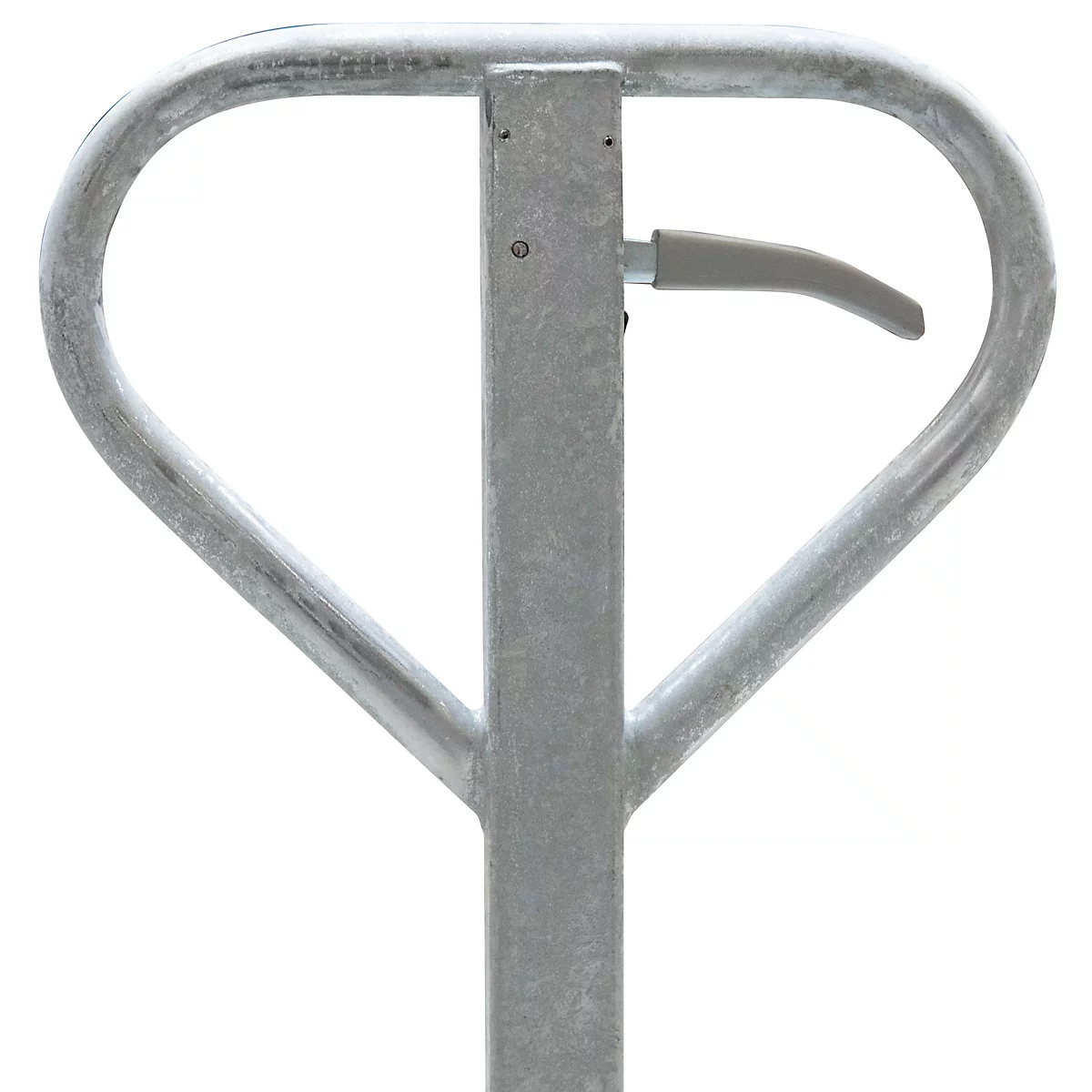 Der silberne, metallische Griff eines Hubwagens mit einem seitlichen Hebel vor weißem Hintergrund.