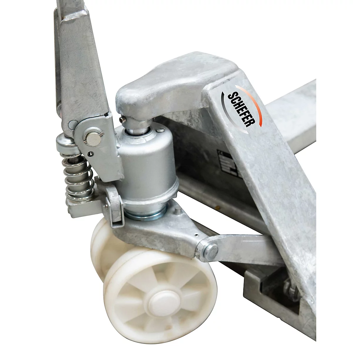Nahaufnahme der Hydraulikeinheit und der weißen Lenkrollen eines verzinkten Schefer Hubwagens.