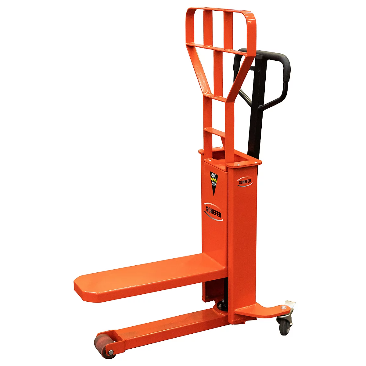 Orangefarbener Hubwagen mit Schutzgitter vor neutralem Hintergrund.