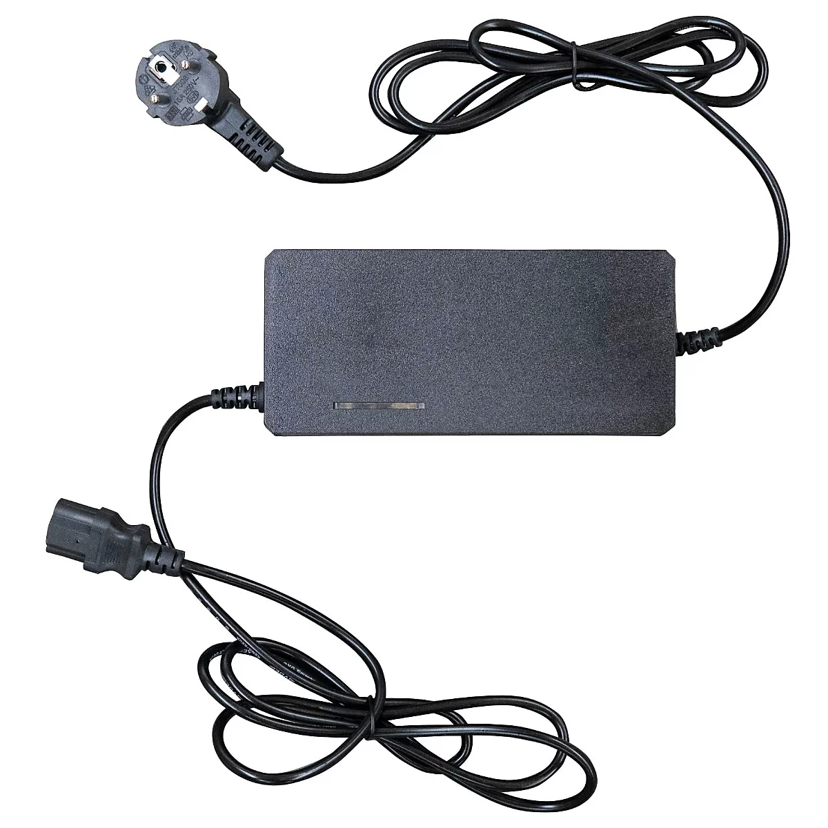 Schwarzes Netzteil mit Kabeln und Schuko-Stecker vor weißem Hintergrund.