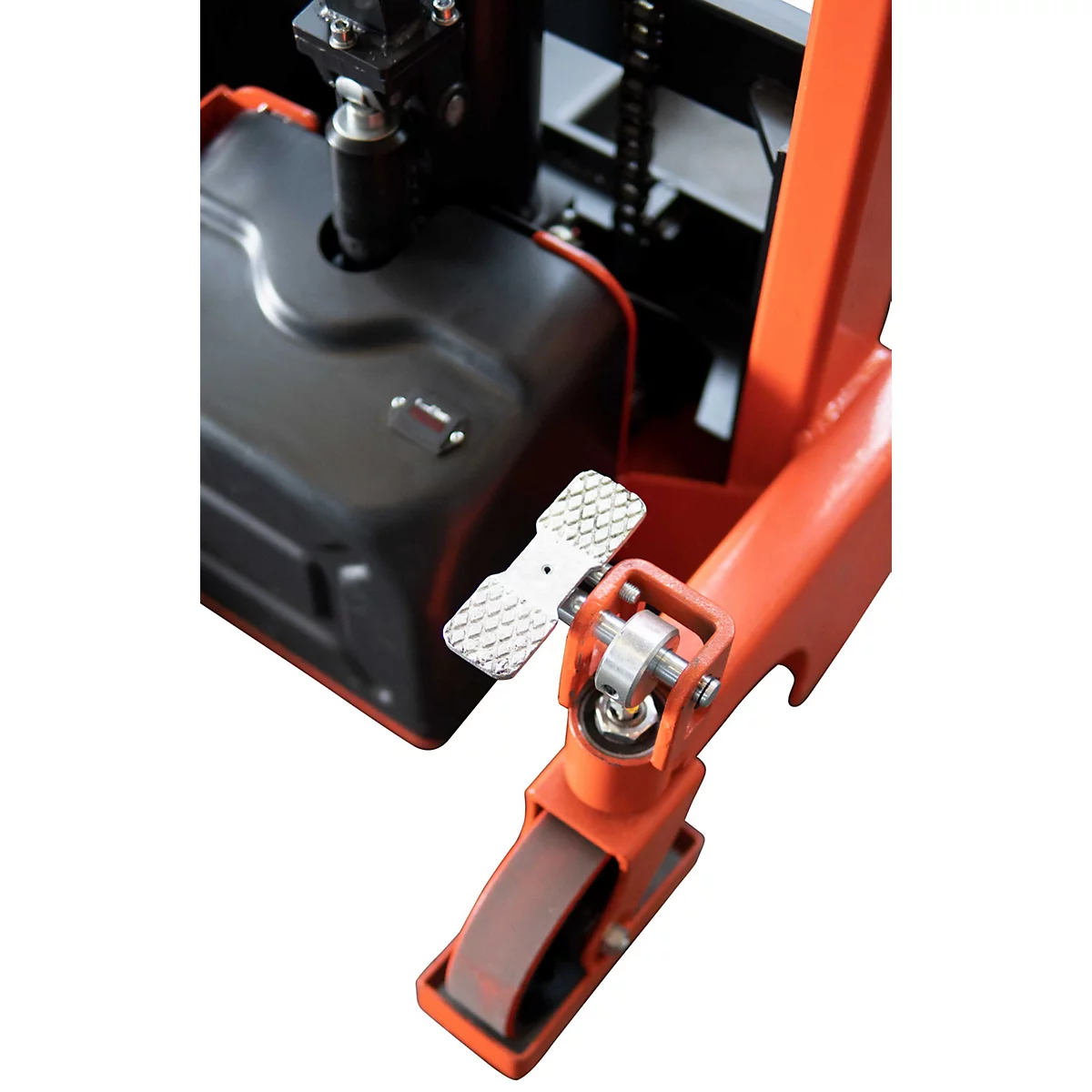 Nahaufnahme eines silbernen Fußpedals an der orangefarbenen Basis eines Hubwagens.