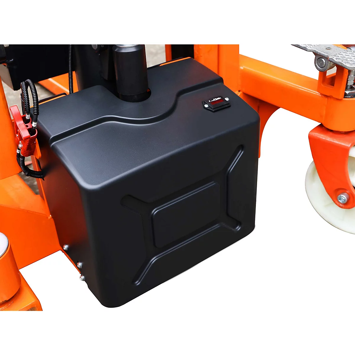 Schwarzes Batteriegehäuse an einem orangefarbenen Hubwagen mit rotem Stecker.