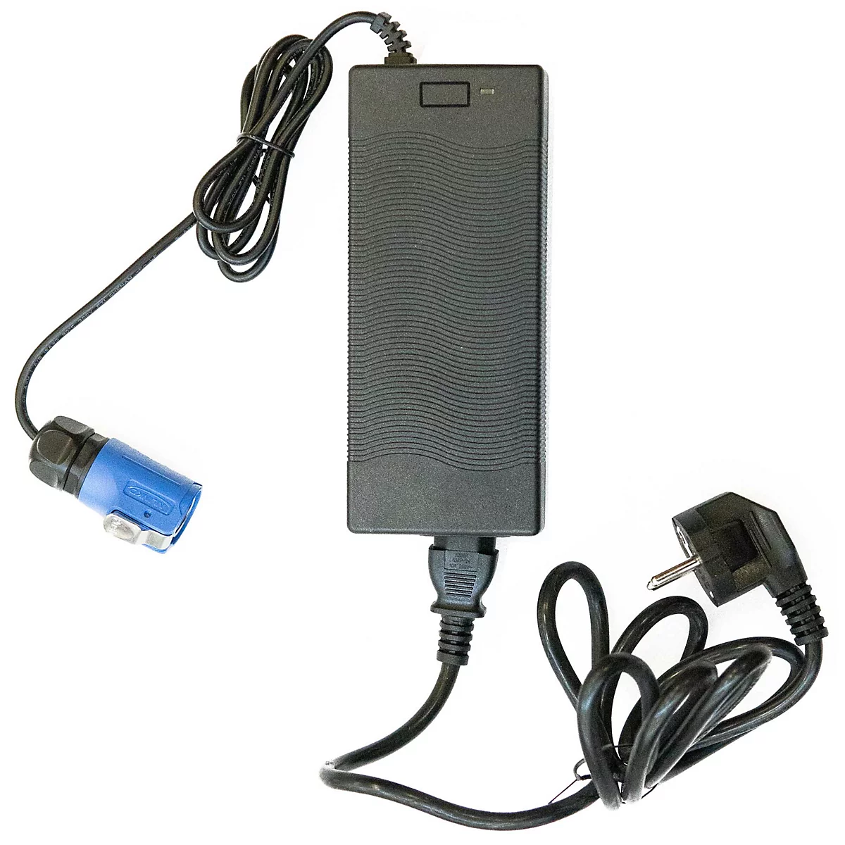 Schwarzes Netzteil mit gewelltem Gehäuse, Netzkabel mit Stecker und blauem Ausgangsanschluss.
