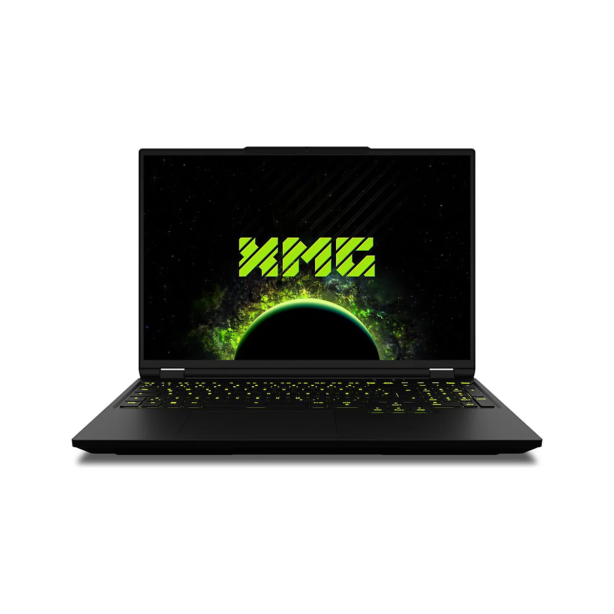 Schwarzer Laptop mit leuchtender grüner Tastatur und Bildschirm, auf dem das XMG-Logo vor einem Weltraumhintergrund zu sehen ist.