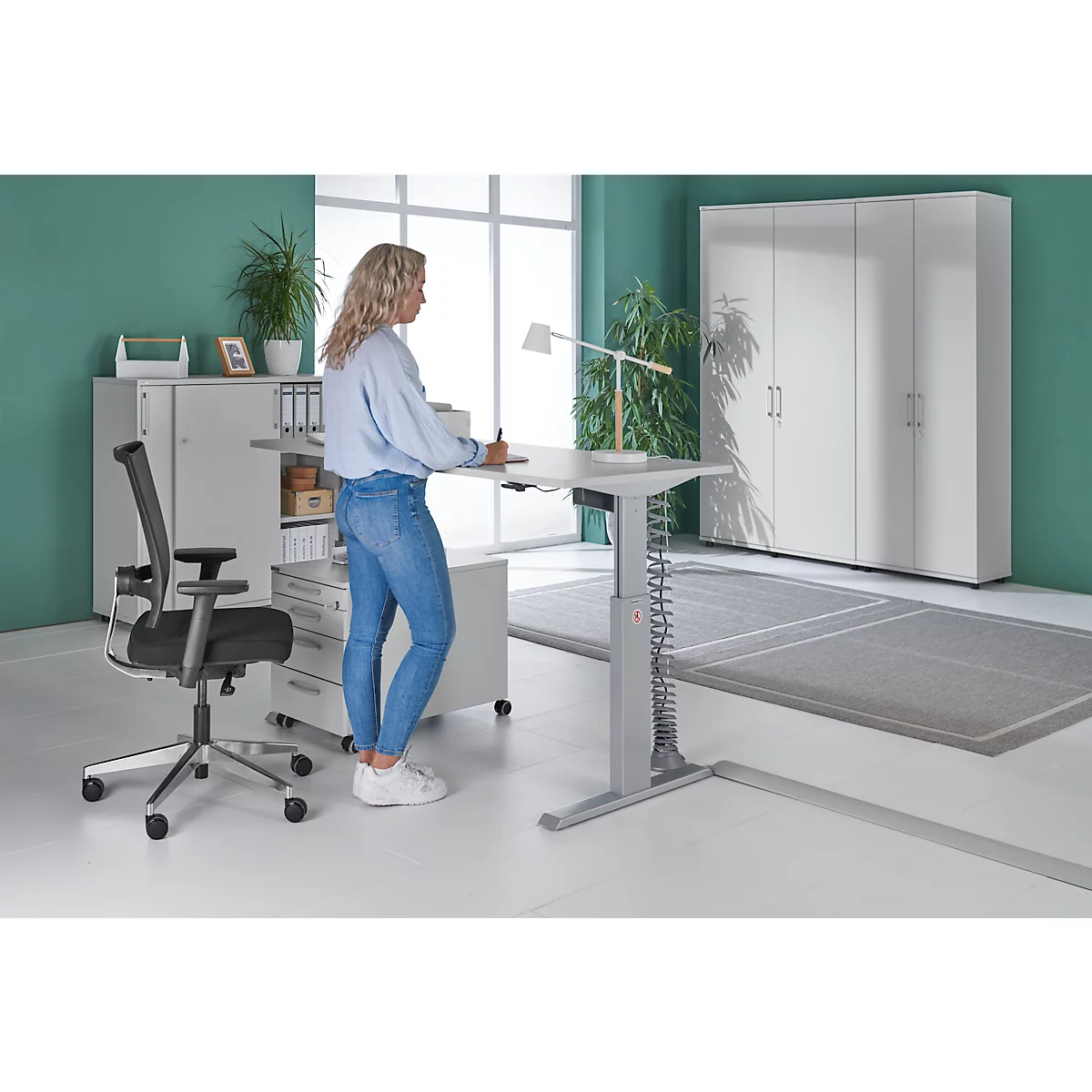 Schfer Shop Select Desk ERGO-T, ajuste de altura eléctrico de 1 pulsación, rectangular, pata en T, ancho 1600 x fondo 800 x alto 725-1185 mm, gris claro + cable en espiral 