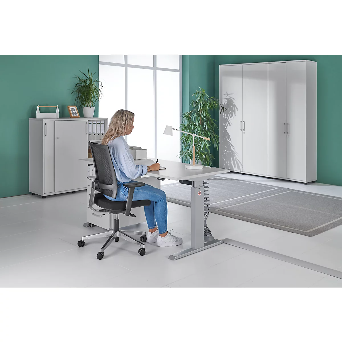 Schfer Shop Select Desk ERGO-T, ajuste de altura eléctrico de 1 pulsación, rectangular, pata en T, ancho 1600 x fondo 800 x alto 725-1185 mm, gris claro + cable en espiral 