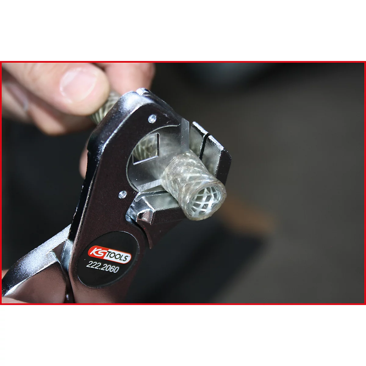 Person hält Werkzeug, schneidet transparenten Schlauch. KS TOOLS, 222.2060 ist auf dem Werkzeug zu sehen.