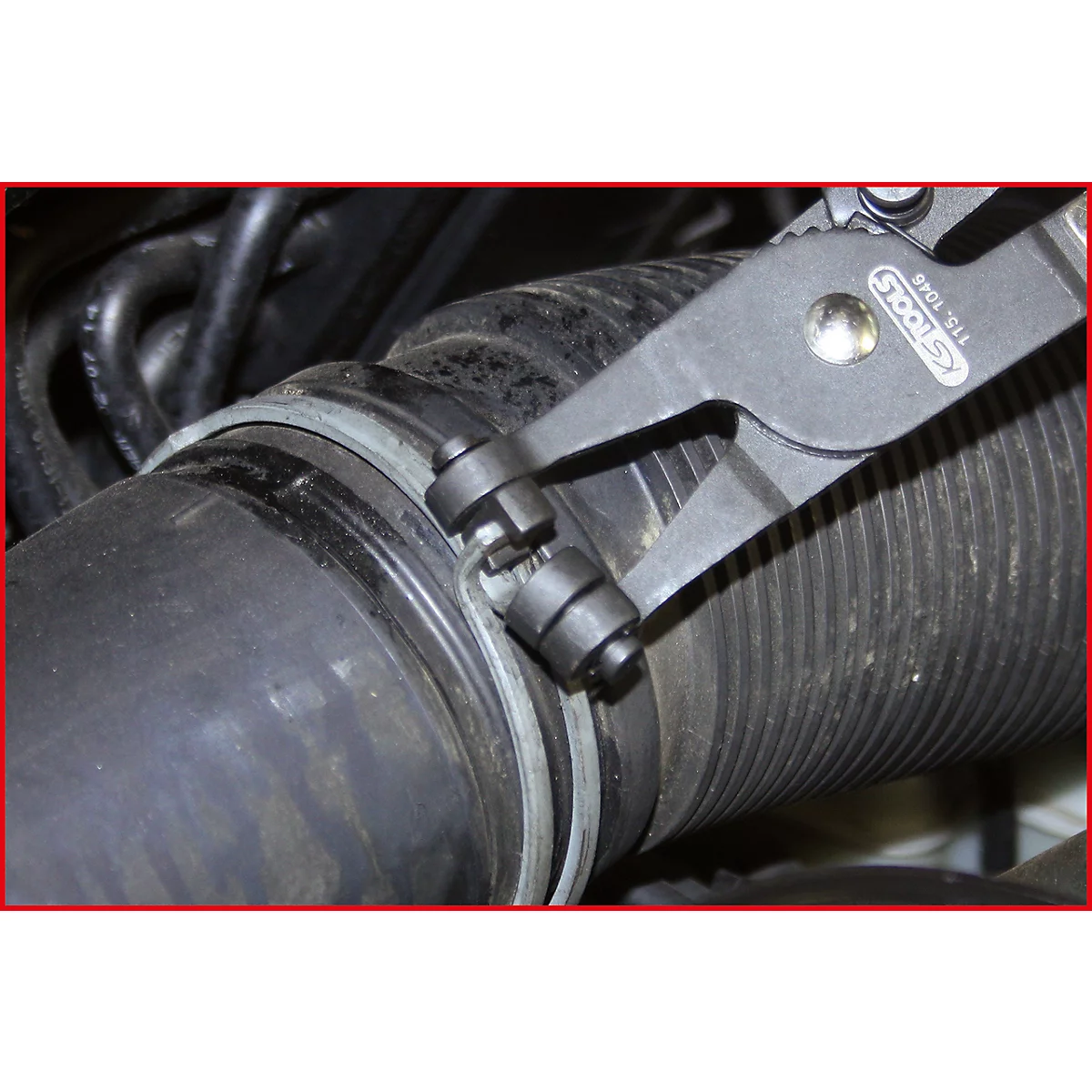 Eine Rohrschelle wird mit einer Zange geöffnet. Das Werkzeug zeigt einen Klemmenmechanismus, der die Rohrschelle betätigt.