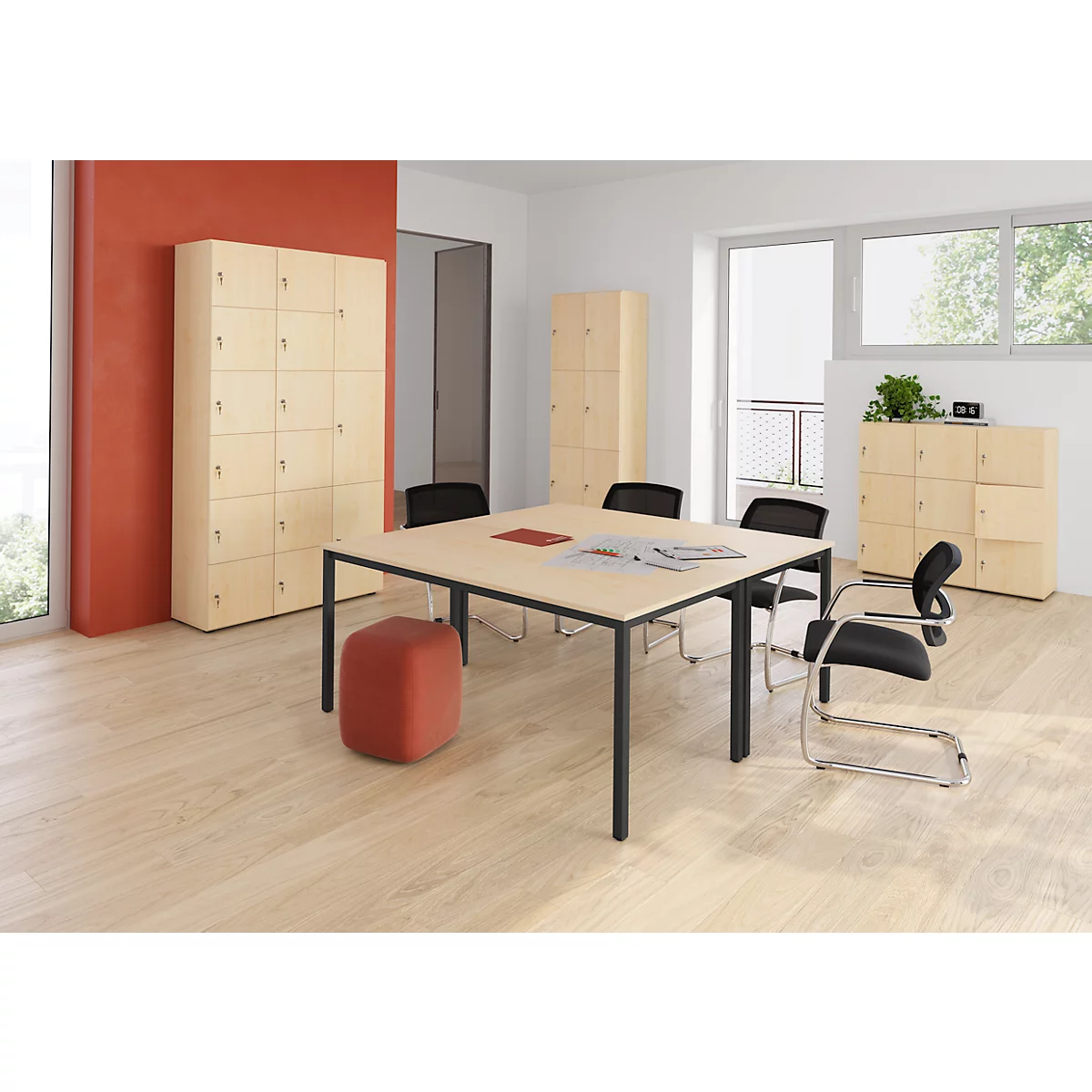 Büro mit Tisch, Stühlen, Schränken und einem Hocker. Fenster im Hintergrund.