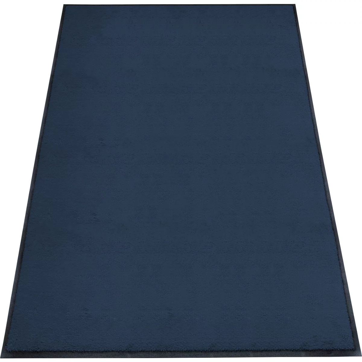 Ein rechteckiger, dunkelblauer Teppich mit dunklem Rand, leicht perspektivisch von oben fotografiert.