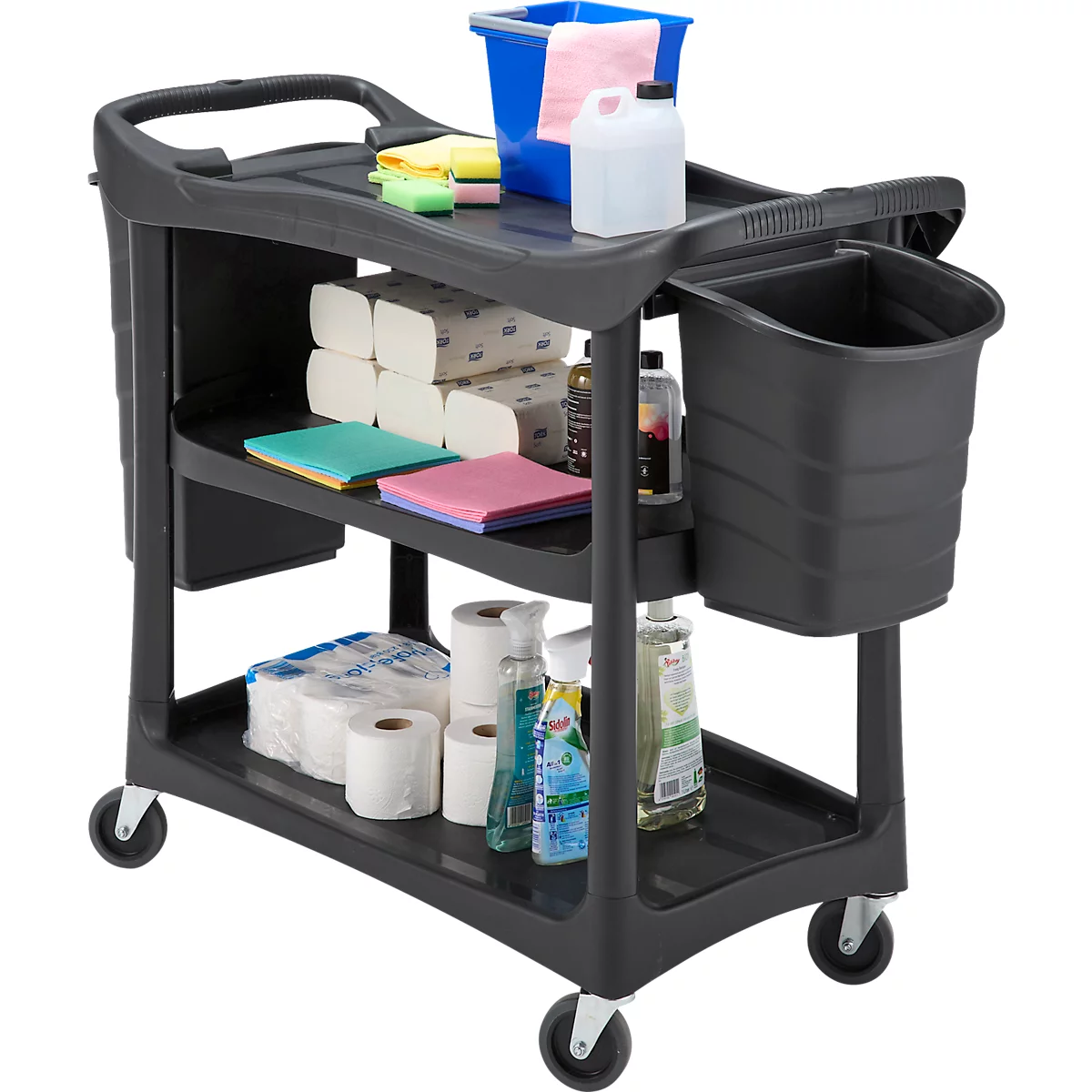 Zwarte schoonmaakwagen met drie niveaus, gevuld met schoonmaakbenodigdheden.
