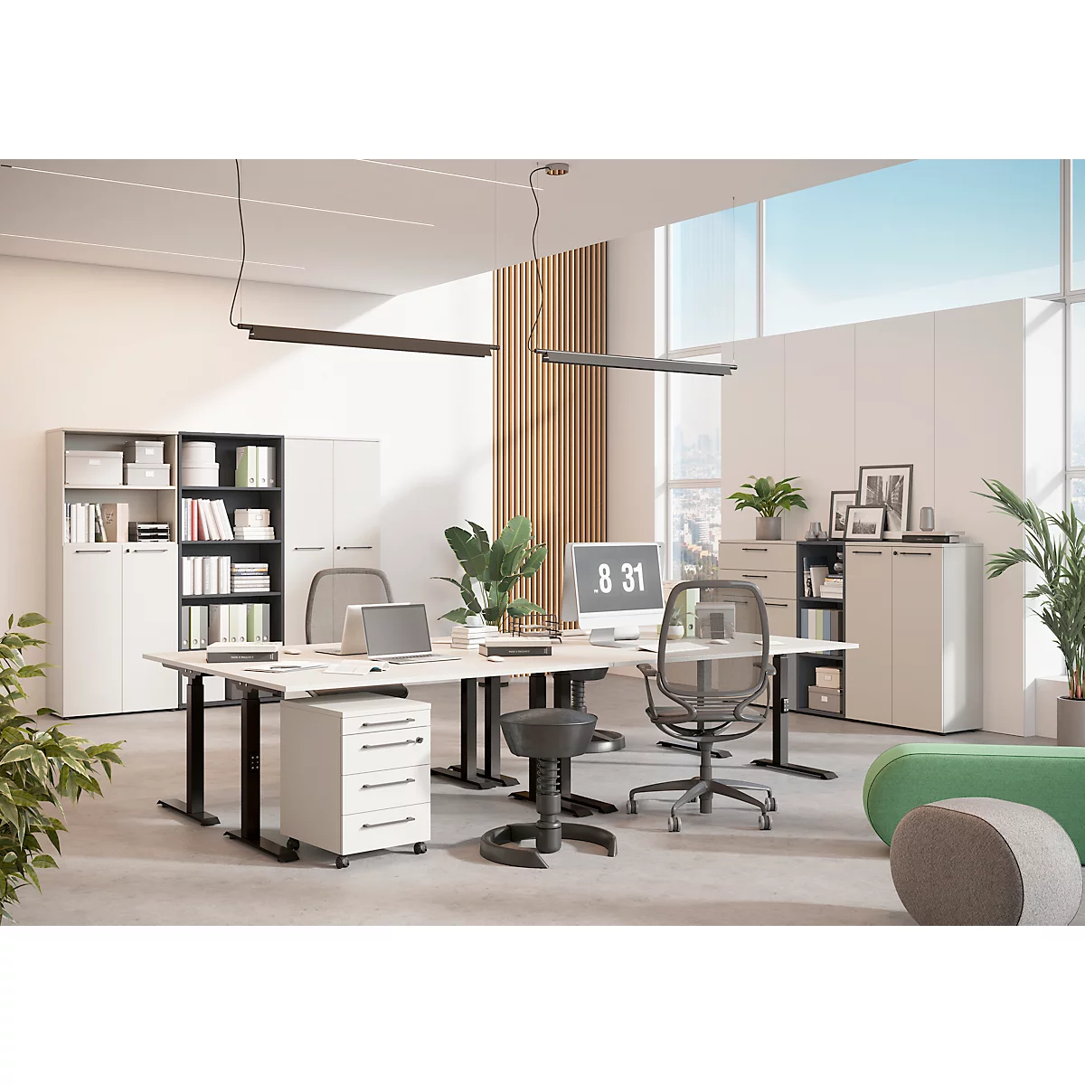 Heller, moderner Büroraum mit Schreibtischen, Stühlen und Pflanzen. Ein Bildschirm zeigt die Uhrzeit 8:31.