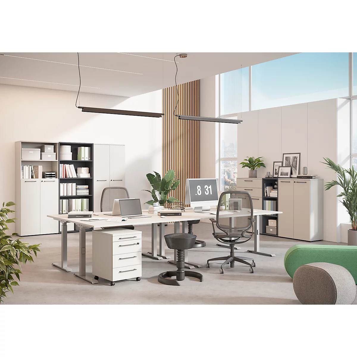 Ein modern eingerichtetes Büro mit Schreibtisch, Stühlen, Schränken und Pflanzen. Auf dem Monitor steht 8:31.