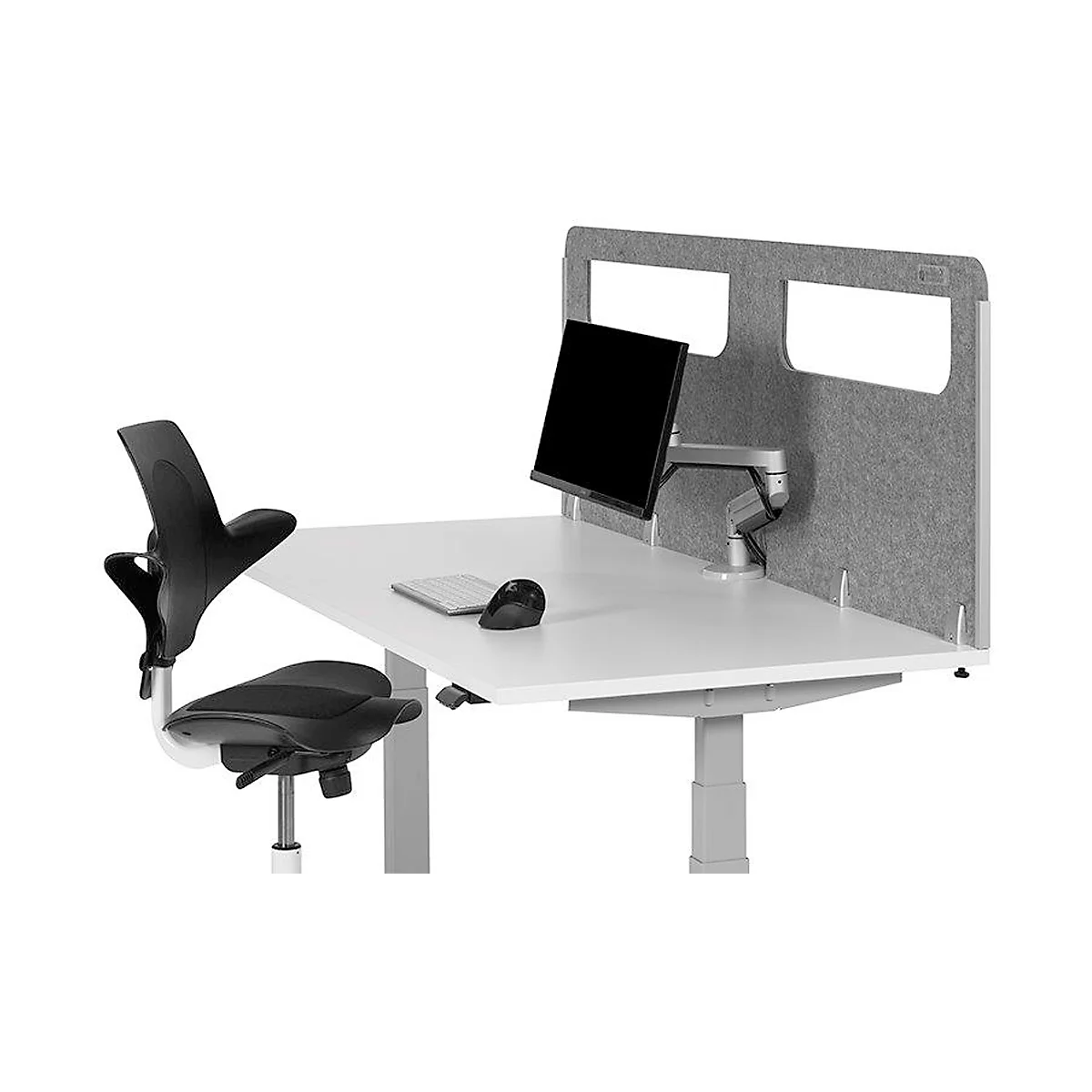 Bürotisch mit Monitor, Tastatur, Maus und Stuhl. Im Hintergrund graue Trennwand. Alles in neutralen Farben.