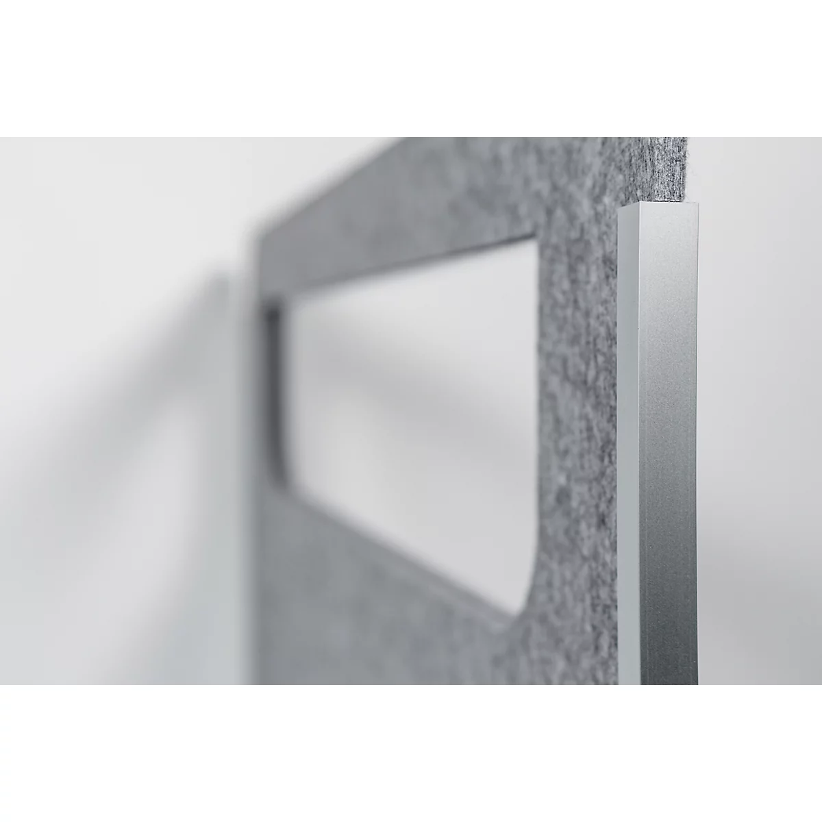 Detailaufnahme einer grauen Filzplatte mit rechteckigem Ausschnitt und Aluminiumkante. Der Hintergrund ist weiß.