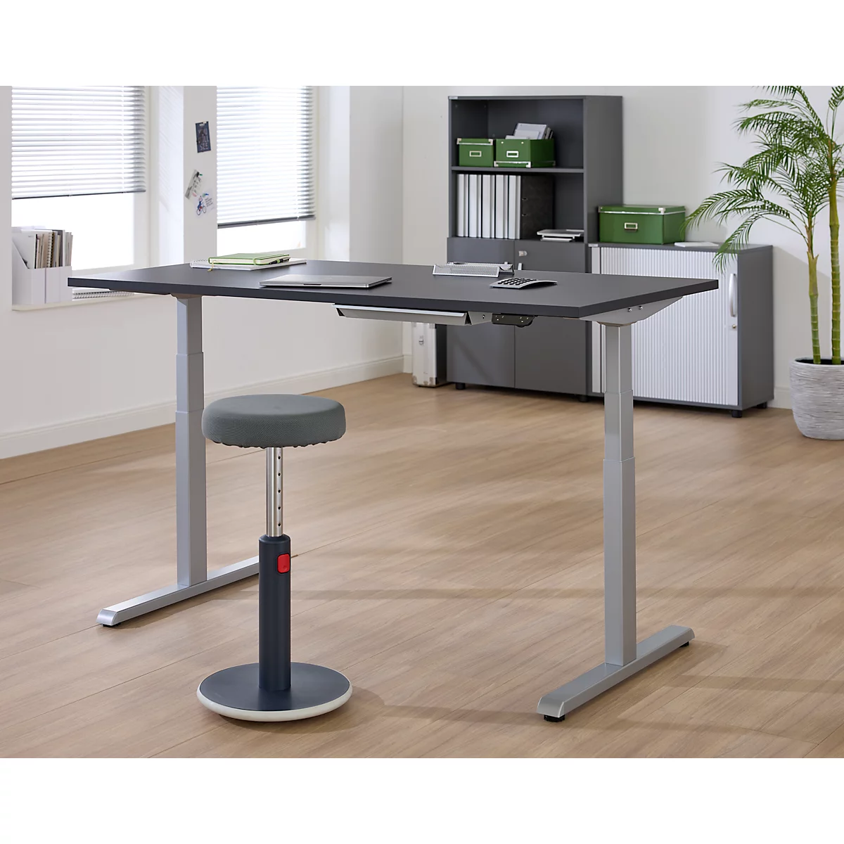 Schreibtisch, elektrisch höhenverstellbar, B 1600 x T 800 x H 615 - 1275 mm, graphit/weissalu+ Kabelkanal, Schublade