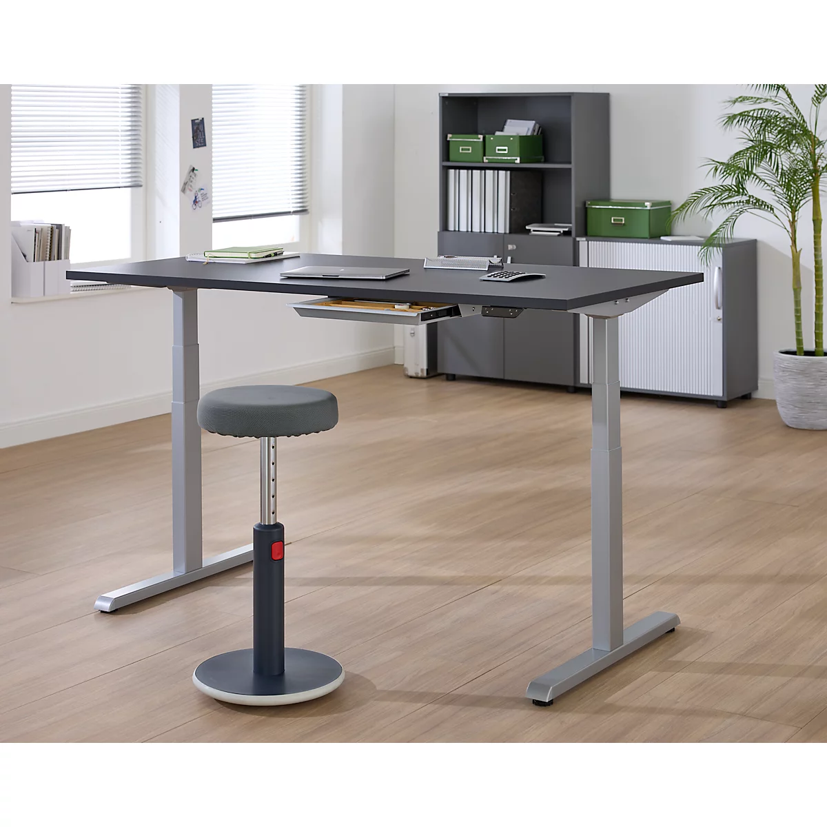 Schreibtisch, elektrisch höhenverstellbar, B 1600 x T 800 x H 615 - 1275 mm, graphit/weissalu+ Kabelkanal, Schublade