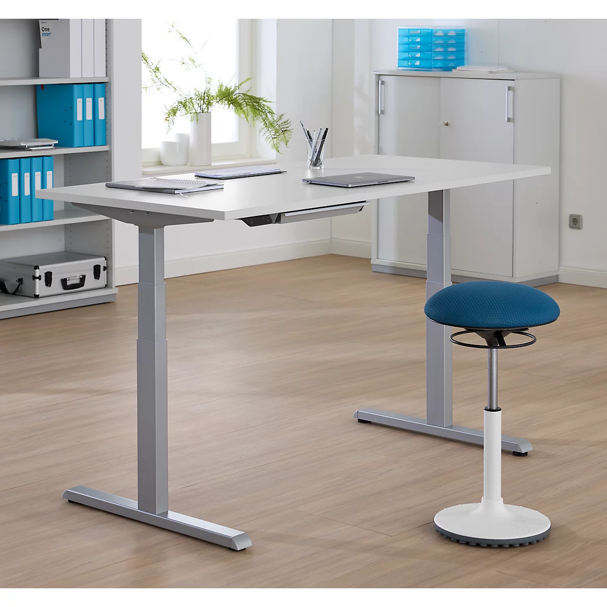 Schreibtisch, elektrisch höhenverstellbar, B 1600 x T 800 x H 615 - 1275 mm, lichtgrau/weissalu+ Kabelkanal, Schublade