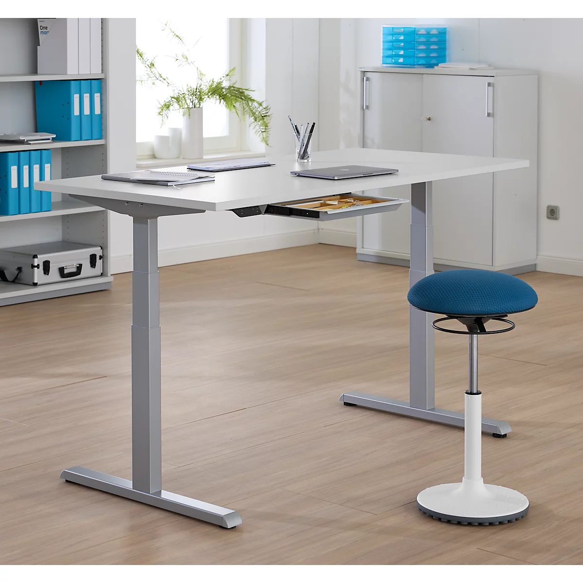 Schreibtisch, elektrisch höhenverstellbar, B 1600 x T 800 x H 615 - 1275 mm, lichtgrau/weissalu+ Kabelkanal, Schublade
