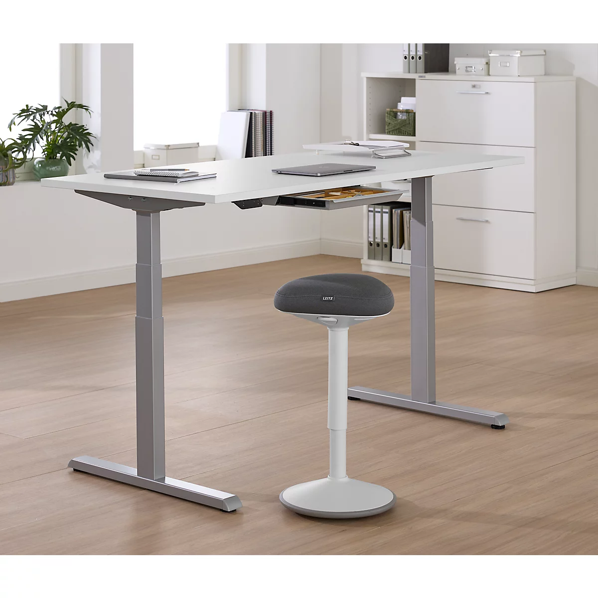 Schreibtisch, elektrisch höhenverstellbar, B 1600 x T 800 x H 615 - 1275 mm, weiss/weissalu+ Kabelkanal, Schublade