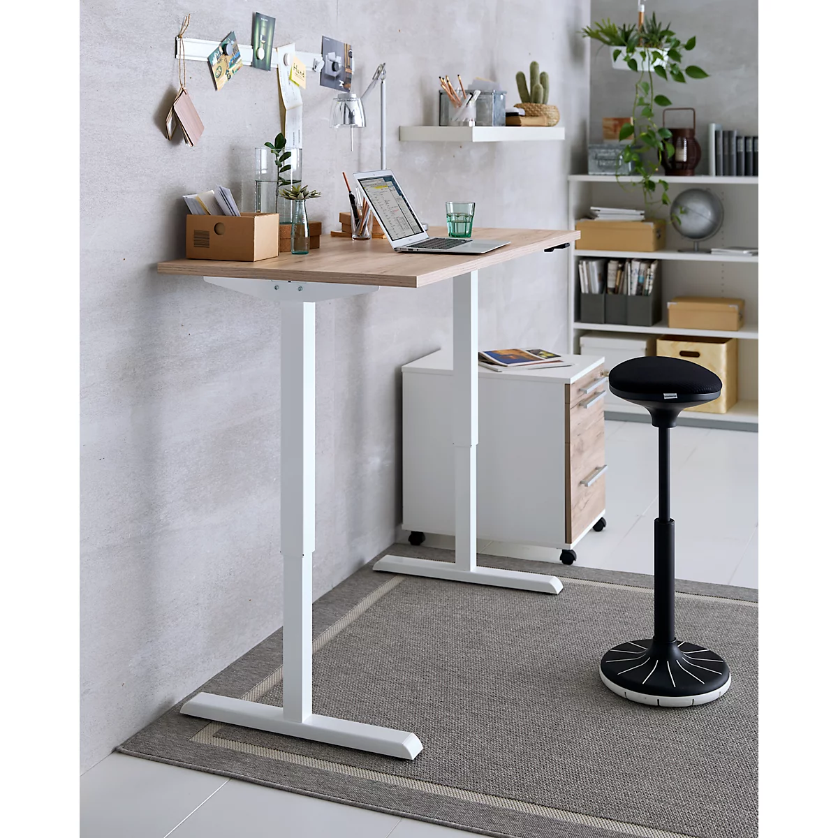 Schreibtisch, elektrisch höhenverstellbar, Rechteck, T-Fuss, B 1300 x T 650 x H 715-1205 mm, Eiche/weiss 