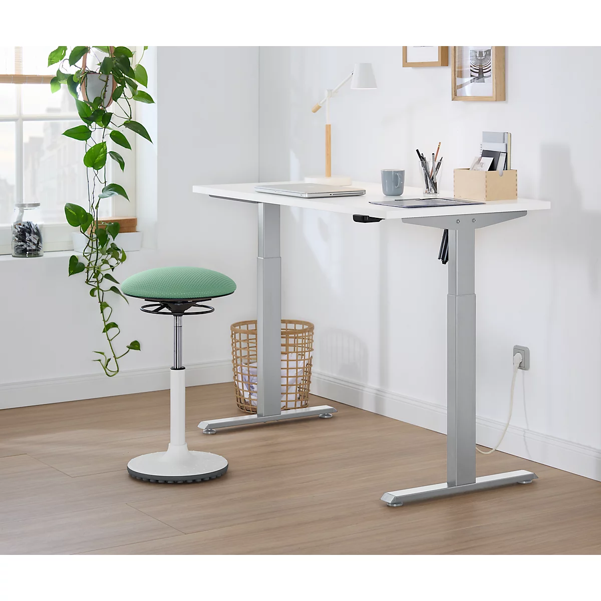 Schreibtisch, elektrisch höhenverstellbar, Rechteck, T-Fuss, B 1300 x T 650 x H 720-1200 mm, weiss/silber