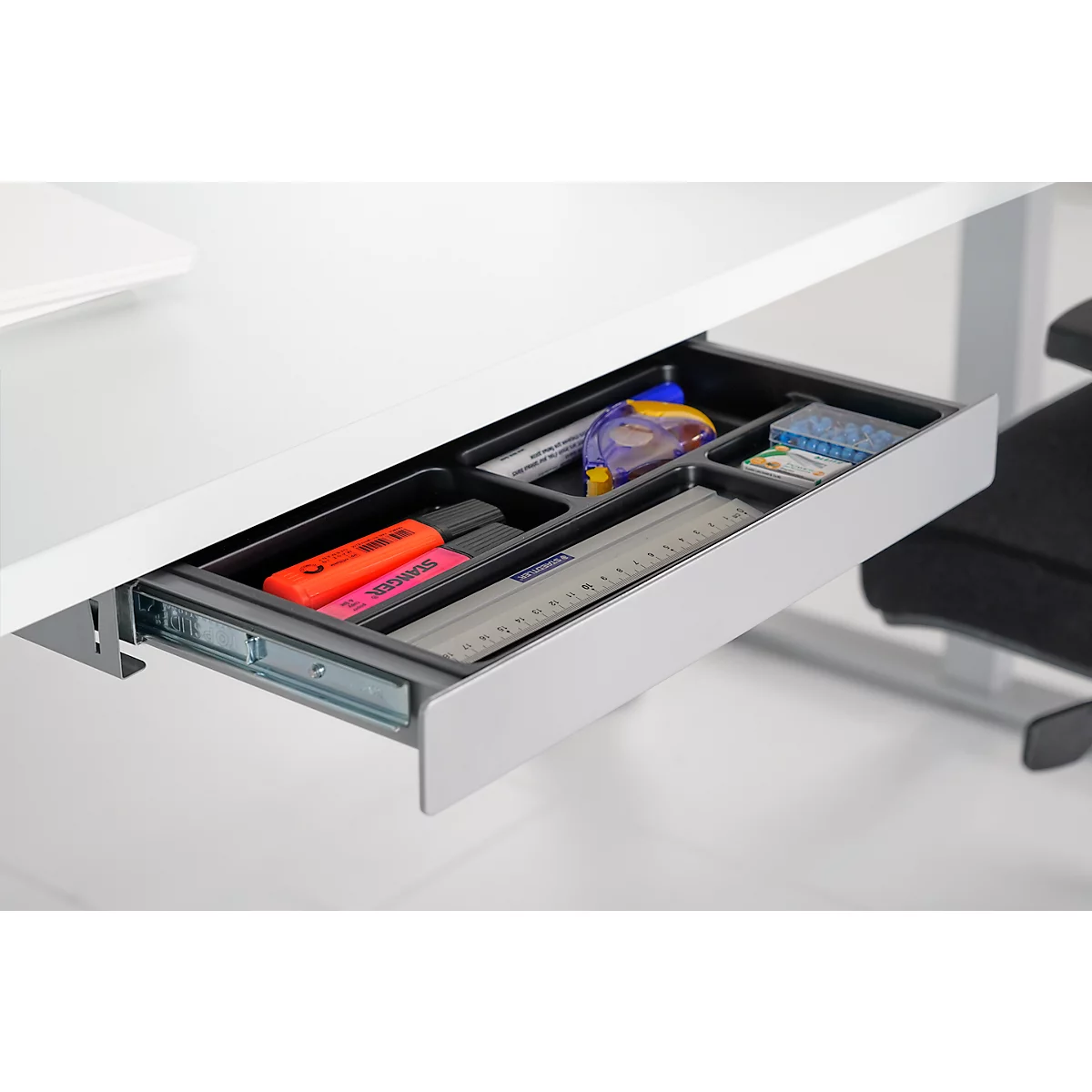 Schreibtisch, elektrisch höhenverstellbar, Rechteck, T-Fuß, B 1600 mm, weiß/weißalu + Schublade & Kabelspirale