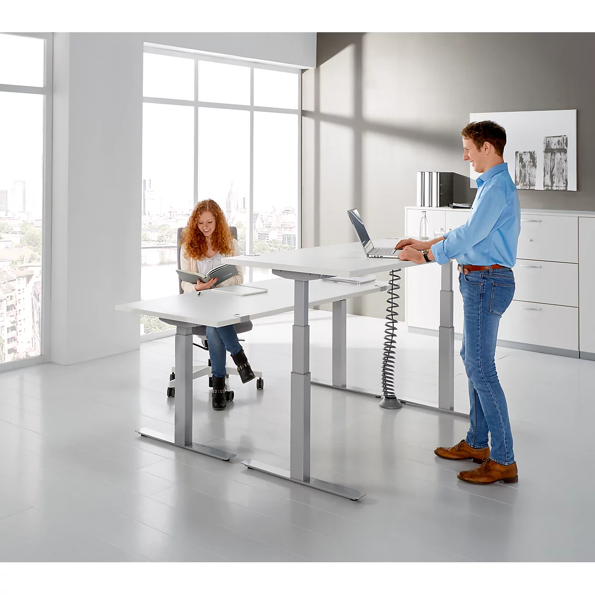 Schreibtisch ERGO DRIVE ED 470, elektrisch höhenverstellbar, Rechteck, T-Fuss, B 1600 x T 800 x H 692-1147 mm, weiss/lichtgrau 