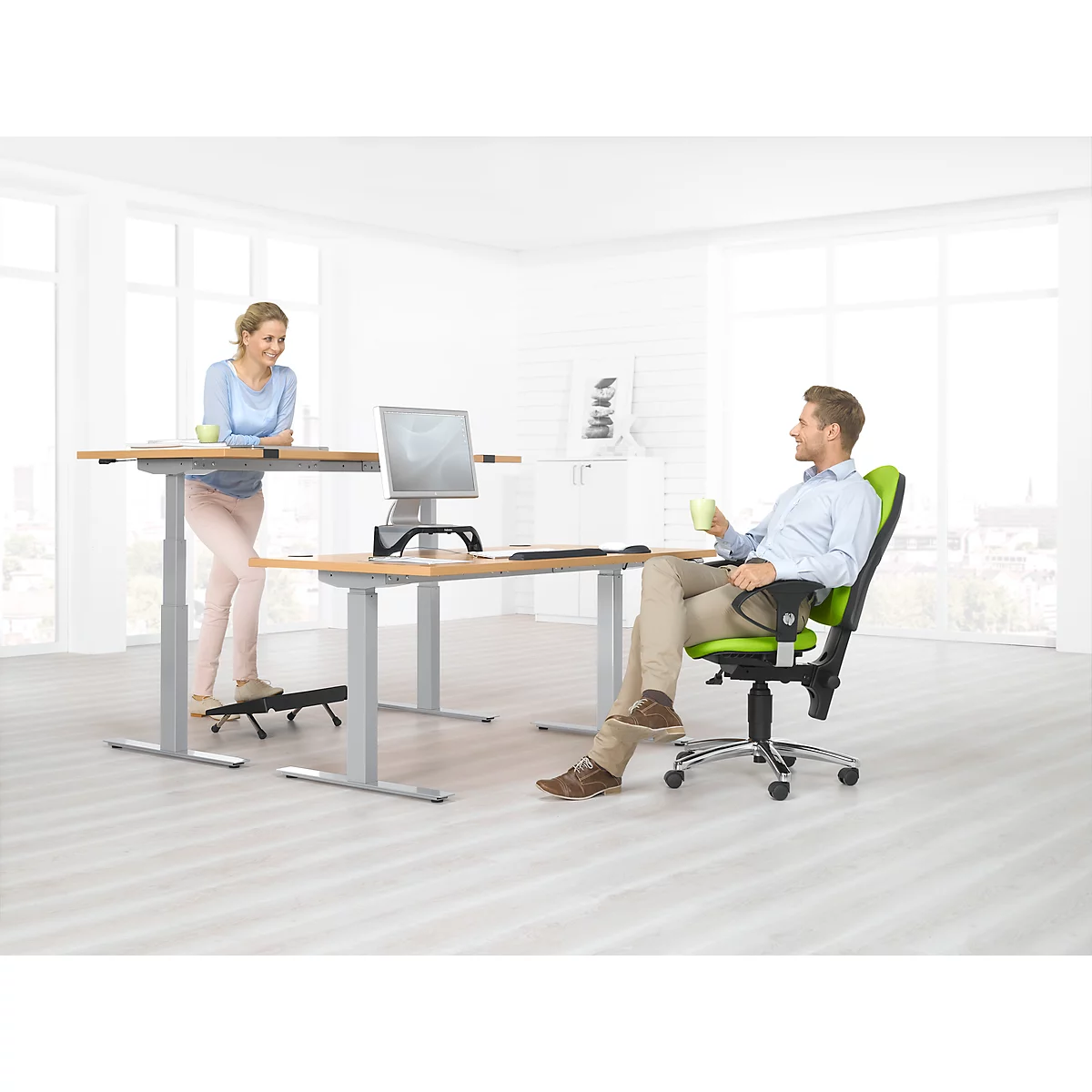Schreibtisch ERGO DRIVE ED 470, elektrisch höhenverstellbar, Rechteck, T-Fuß, B 1800 x T 800 x H 692-1147 mm, Buche/weißaluminium RAL 9006