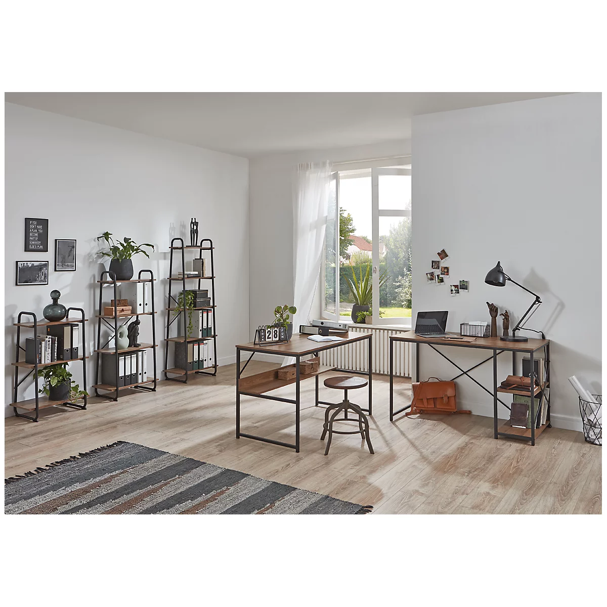 Büro mit Holzschreibtisch, Regalen und Stuhl. Pflanzen und Dekorationen sind vorhanden. Helle und freundliche Atmosphäre.