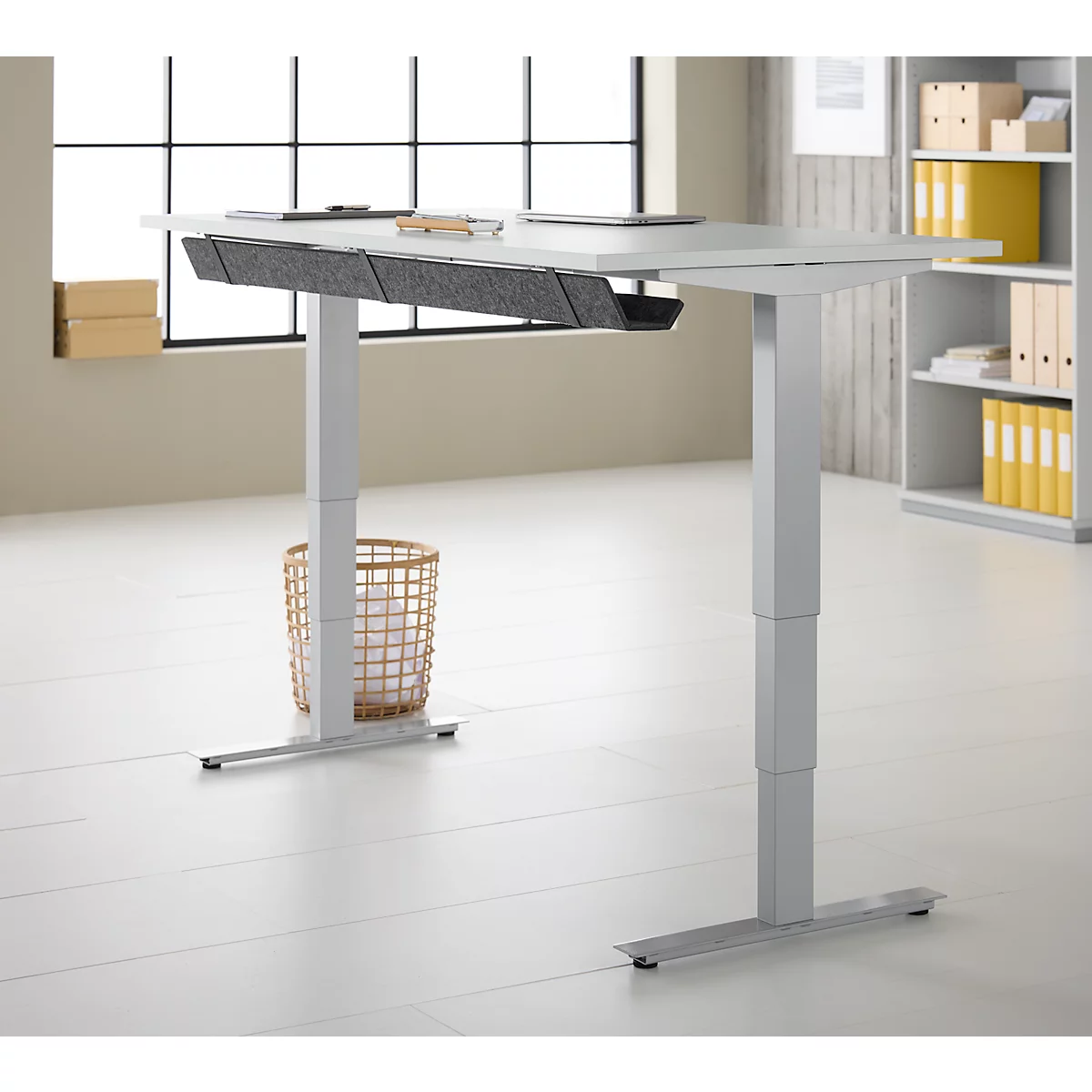 Schreibtisch mit Bambus-Zubehörschublade & Kabelkanal aus Recyclingfilz, elektrisch höhenverstellbar, B 1600 x T 800 x H 605–1265 mm, lichtgrau/silber