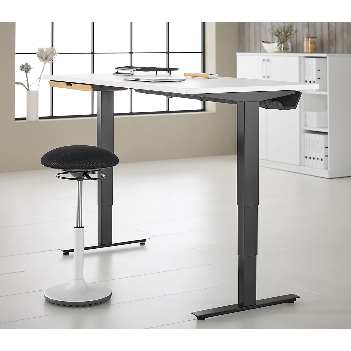 Schreibtisch mit Bambus-Zubehörschublade & Kabelkanal aus Recyclingfilz, elektrisch höhenverstellbar, B 1600 x T 800 x H 605–1265 mm, weiss/schwarz
