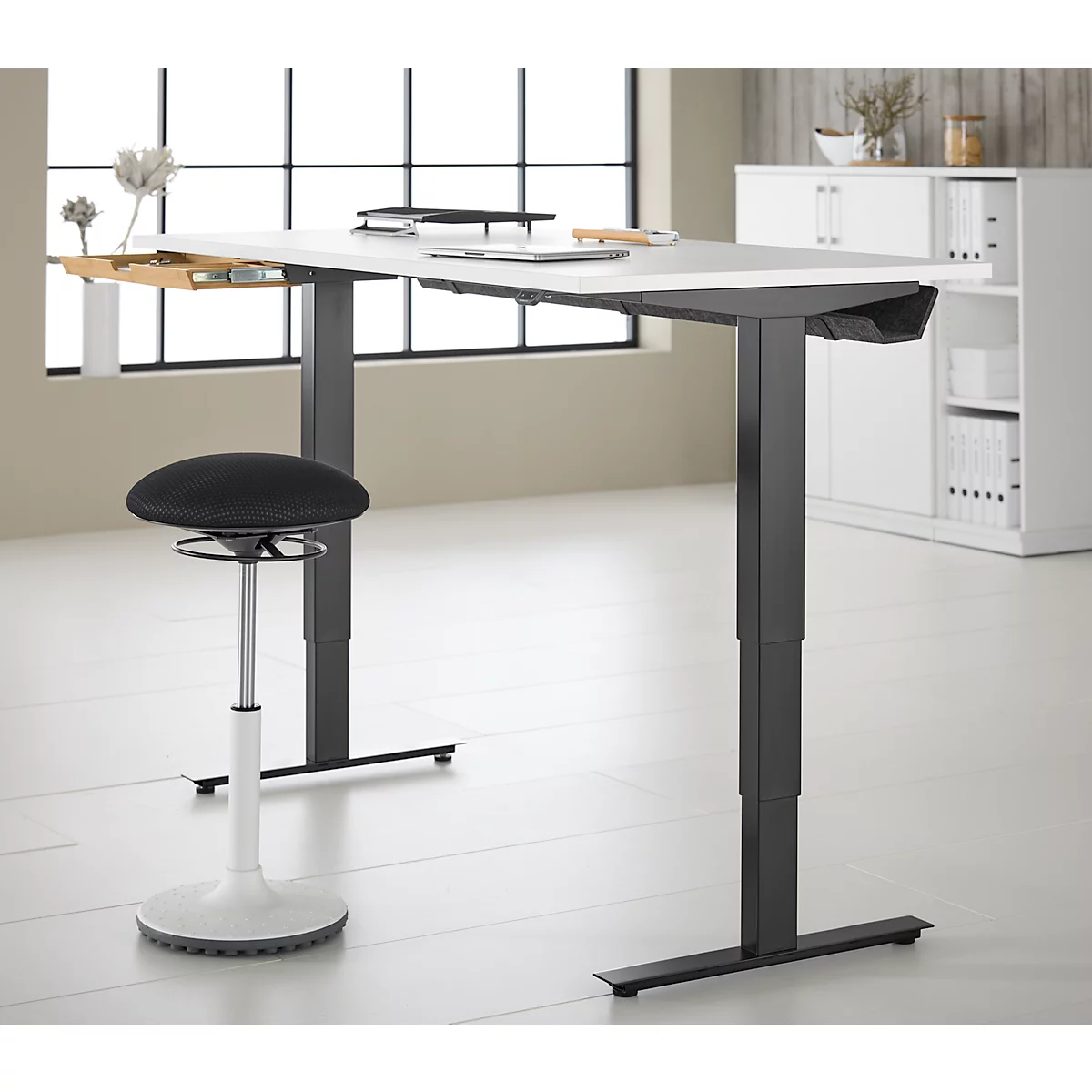 Schreibtisch mit Bambus-Zubehörschublade & Kabelkanal aus Recyclingfilz, elektrisch höhenverstellbar, B 1600 x T 800 x H 605–1265 mm, weiss/schwarz