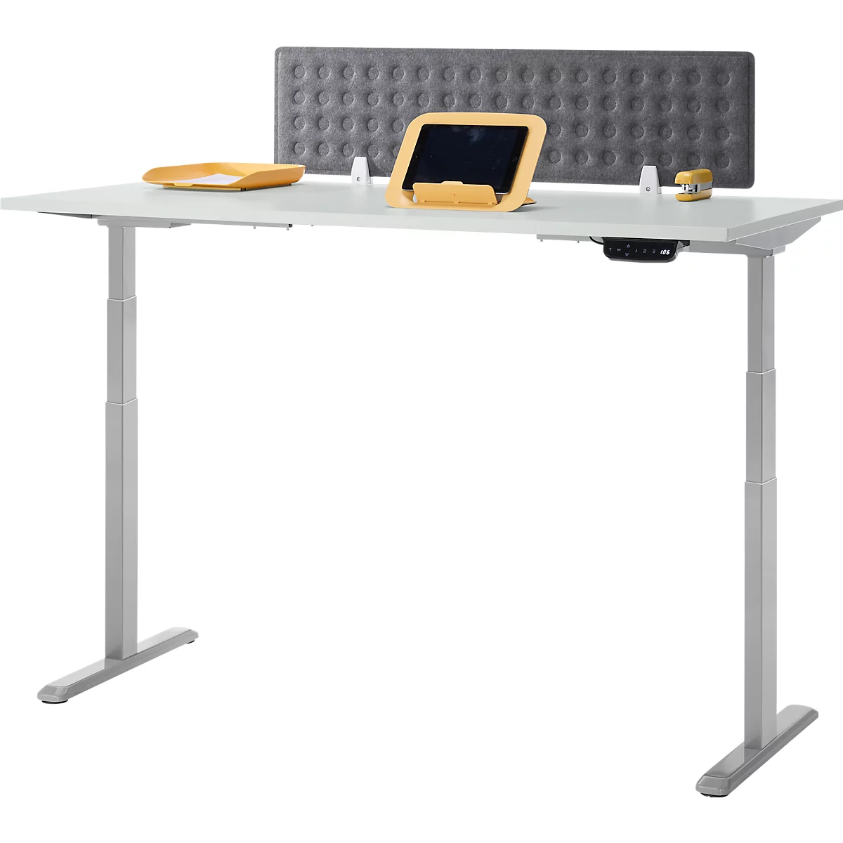 Höhenverstellbarer, weißer Schreibtisch mit grauem Akustikpaneel und Accessoires. Tablet, Papierablage, Tacker auf der Tischplatte.
