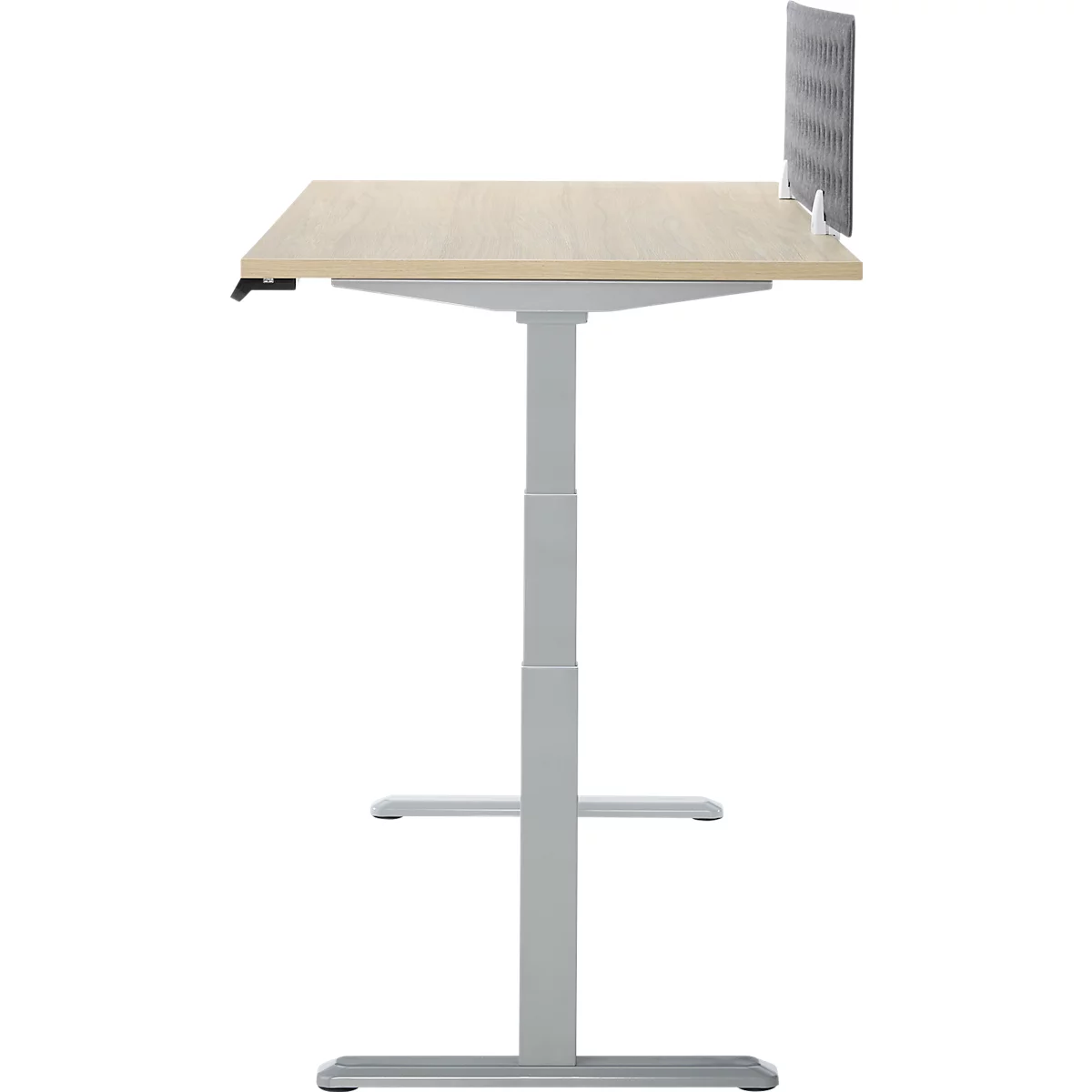Hellbrauner, höhenverstellbarer Schreibtisch; rechteckige Tischplatte mit grauem Gestell und Blendschutz.