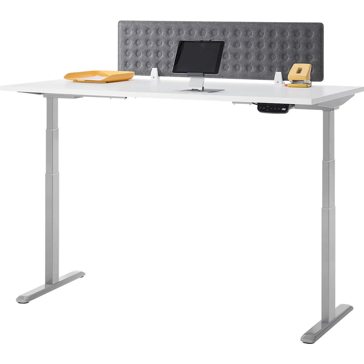 Weißer, höhenverstellbarer Schreibtisch mit Zubehör, vor grauem Hintergrund.