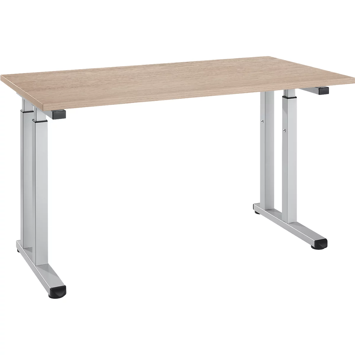 Ein hellbrauner, höhenverstellbarer Schreibtisch mit silbernen Beinen steht vor weißem Hintergrund.