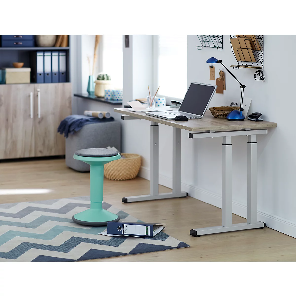 Schreibtisch Set Up, Rechteck, C-Fuß, B 1300 x T 650 x H 685-820 mm, Eiche/weißaluminium 