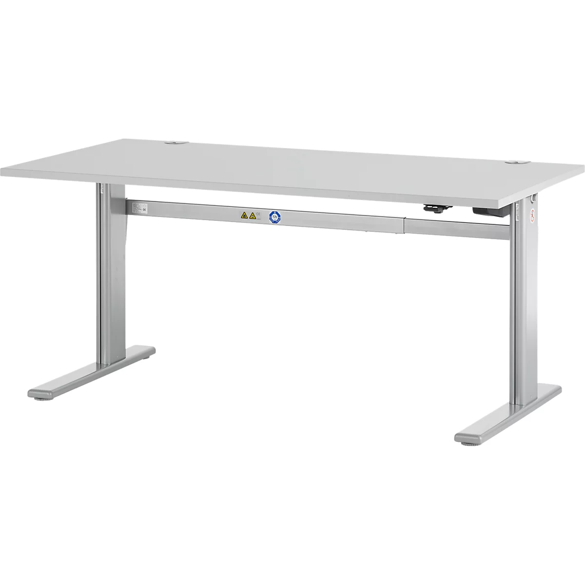 Ein weißer, höhenverstellbarer Schreibtisch mit silbernen Beinen. Der Tisch steht vor weißem Hintergrund.